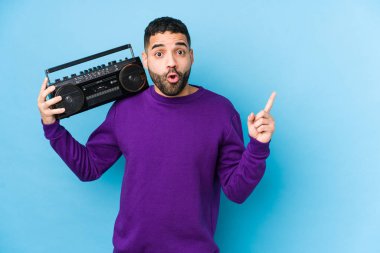 Elinde bir radyo kaseti tutan genç bir Arap adam kenarı gösteren müzik dinleyen genç bir Arap 'ı izole etti.