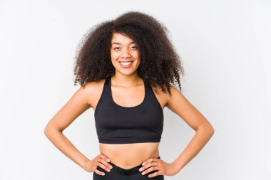 Genç Afro-Amerikan sporcu kadın ellerini kalçalarına koyuyor..