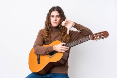 Gitar çalan genç beyaz bir adam münzevi bir davranış sergiliyor, reddediyor. Anlaşmazlık konsepti.
