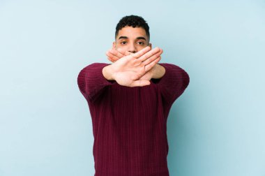 Genç, melez Arap bir adam inkar hareketi yapıyor.