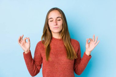 Kafkasyalı genç kadın izole edilmiş poz veriyor. Yoga yapıyor..