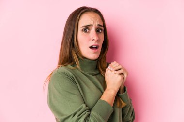 Kafkasyalı genç kadın yalnız poz veriyor korkmuş ve korkmuş..