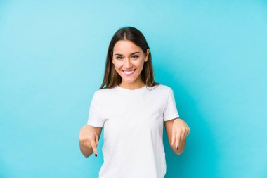 Genç beyaz kadın parmaklarıyla izole edilmiş noktalar, pozitif duygu..