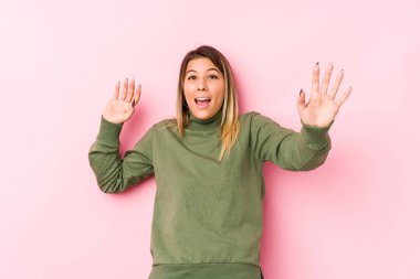 Kafkasyalı genç bir kadın yaklaşan bir tehlike nedeniyle şoka girmiş gibi görünüyor.