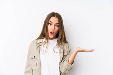 Kafkasyalı genç bir kadın, avucunun içinde fotokopi yeri tutmaktan etkilenmiş..