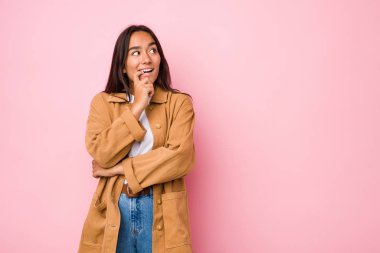 Genç melez Hintli kadın izole edilmiş. Bir şeyin fotokopi alanına baktığını düşünerek rahatlamış..