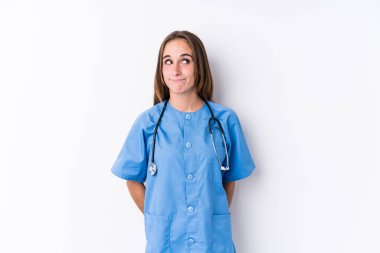 Tecrit edilmiş genç bir hemşire. Kafası karışmış ve kendinden emin değil..