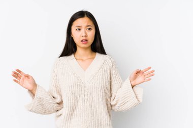 Genç Çinli bir kadın, yaklaşan bir tehlike nedeniyle şoka uğruyor.