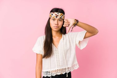 Genç Çinli hippi izole edilmiş, hoş olmayan bir hareket sergiliyor, kabul etmiyor. Anlaşmazlık konsepti.