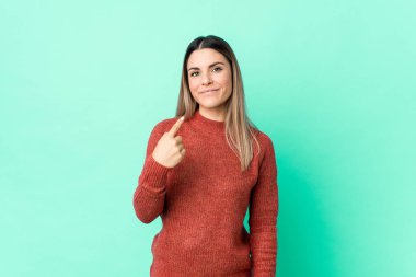 Kafkasyalı genç bir kadın seni işaret ederek izole etti. Sanki seni davet ediyormuş gibi..