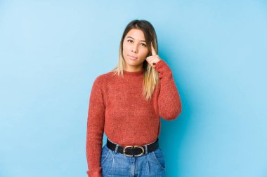 Kafkasyalı genç bir kadın kendini soyutlamış, parmağıyla işaret ediyor, düşünüyor ve bir göreve odaklanıyor..