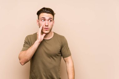 Kafkasyalı genç, izole bir şekilde poz veriyor. Gizli, sıcak bir fren haberi veriyor ve yana bakıyor.