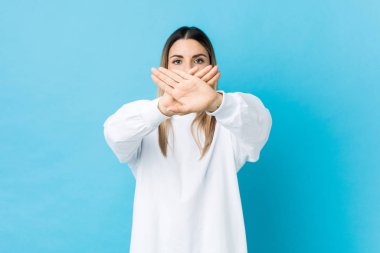 Kafkasyalı genç bir kadın kendini izole edip inkar ediyor.