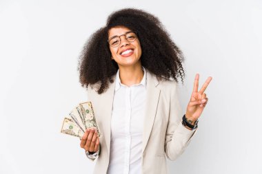 Kredi kartı tutan genç afro iş kadını iki numaralı kredi kartını parmaklarıyla gösteren genç afro iş kadınını izole etti..