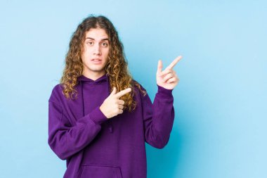 Uzun saçlı adam, işaret parmağıyla fotokopi çekilen bir yeri işaret ederek şok olmuş pozu veriyor..