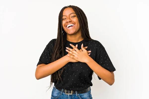 Mladá Africká Američanka Izolované Bílém Pozadí Smějící Držet Ruce Srdci — Stock fotografie