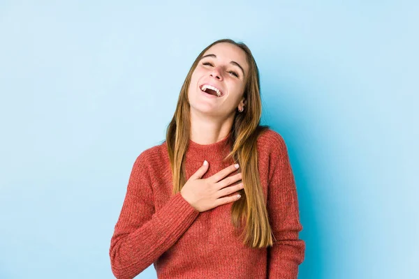 Jonge Kaukasische Vrouw Poseren Geïsoleerd Lacht Uit Luid Houden Hand — Stockfoto