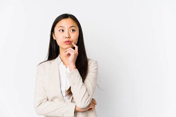 Junge Chinesische Geschäftsfrau Isoliert Seitwärts Schauend Mit Zweifelndem Und Skeptischem — Stockfoto