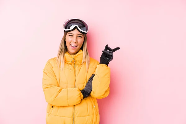 Unge Kvinner Skiklær Rosa Bakgrunn Som Smiler Muntert Med Pekefinger – stockfoto
