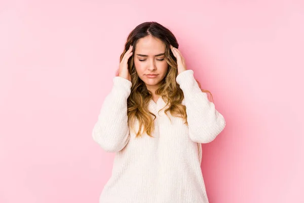 Mujer Joven Con Curvas Posando Fondo Rosa Aislado Tocando Las —  Fotos de Stock