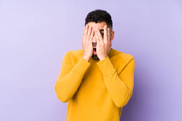 Ung Blandras Arabiska Man Isolerad Blinka Genom Fingrar Rädda Och — Stockfoto