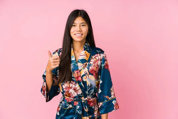 Giovane Donna Asiatica Indossa Pigiama Kimono Sorridente Alzando Pollice Verso — Foto Stock