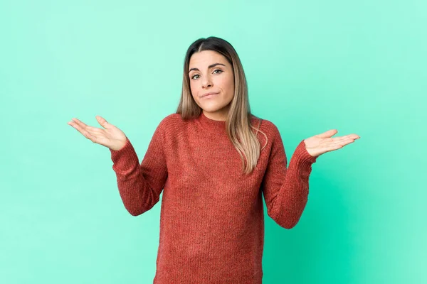 Mujer Joven Caucásica Aislada Dudando Encogiéndose Hombros Gesto Cuestionamiento —  Fotos de Stock