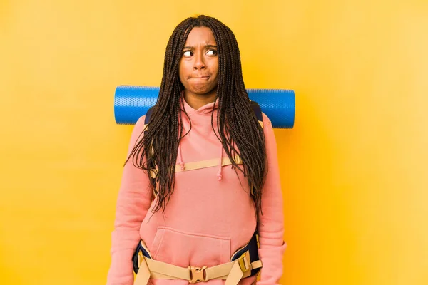 Ung Afrikansk Amerikansk Backpacker Kvinna Isolerad Förvirrad Känns Tveksam Och — Stockfoto