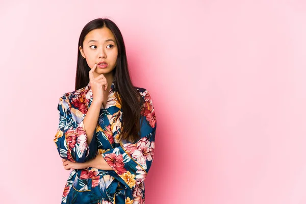 Giovane Donna Cinese Che Indossa Pigiama Kimono Isolato Guardando Lateralmente — Foto Stock