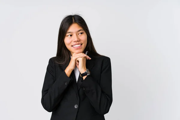 Junge Asiatische Geschäftsfrau Hält Die Hände Unter Dem Kinn Schaut — Stockfoto