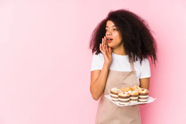 Jovem Pasteleiro Afro Mulher Segurando Cupcakes Isolado Jovem Padeiro Afro — Fotografia de Stock