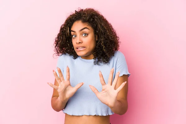 Jonge Afro Amerikaanse Vrouw Tegen Een Roze Achtergrond Afwijzen Van — Stockfoto