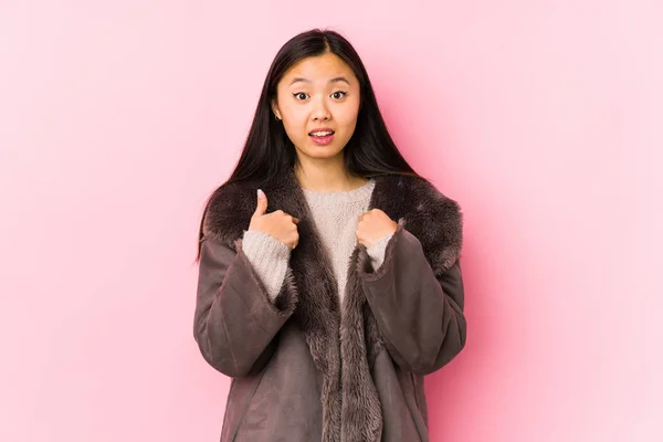Joven Mujer China Usando Abrigo Aislado Sorprendido Señalando Con Dedo —  Fotos de Stock