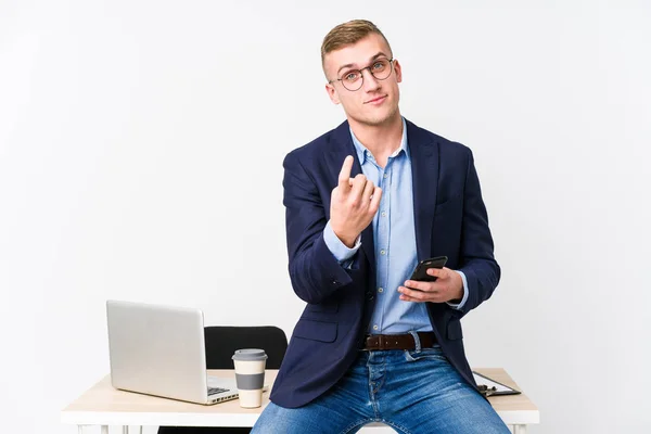 Mladý Obchodník Notebookem Ukazuje Prstem Vás Jako Pozvání Jít Blíž — Stock fotografie