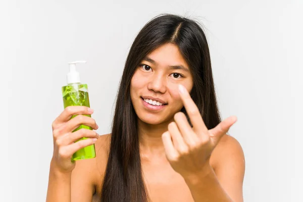 Junge Chinesin Hält Eine Feuchtigkeitscreme Mit Aloe Vera Isoliert Zeigt — Stockfoto