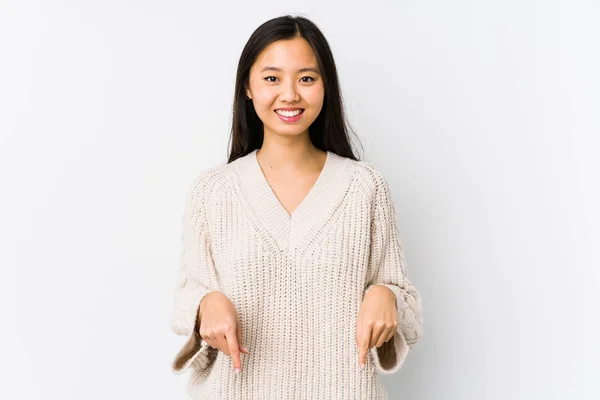 Junge Chinesin Isoliert Zeigt Mit Den Fingern Nach Unten Positives — Stockfoto