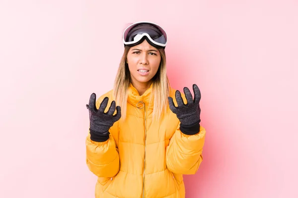 Ung Kaukasiska Kvinna Bär Skidkläder Rosa Bakgrund Upprörd Skriker Med — Stockfoto