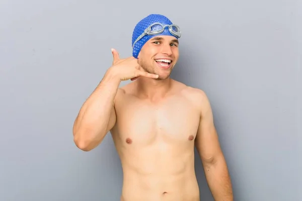 Mladý Profesionální Plavec Ukazující Gesto Mobilního Telefonu Prsty — Stock fotografie