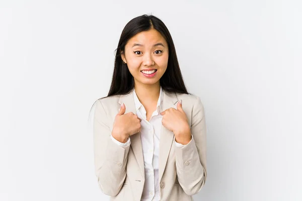 Genç Çinli Kadını Izole Edilmiş Şaşırmış Geniş Bir Gülümsemeyle Işaret — Stok fotoğraf