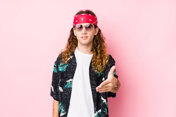 Young Hippie Caucasian Man Isolated Stretching Hand Camera Greeting Gesture — Stock Photo, Image