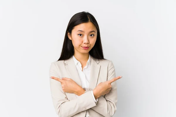 Junge Chinesische Geschäftsfrau Isoliert Punkte Seitwärts Versucht Zwischen Zwei Optionen — Stockfoto