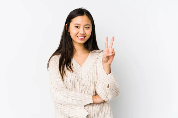 Joven Mujer China Aislada Mostrando Número Dos Con Los Dedos —  Fotos de Stock