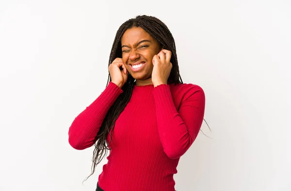 Mladá Africká Americká Žena Izolované Zakrytí Uší Rukama — Stock fotografie