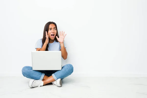 若い混合レースインドの女性は大声で叫ぶノートパソコンに座って 目を開いて手の緊張を保つ — ストック写真