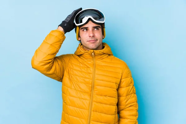 穿着雪板护目镜的年轻滑雪者感到震惊 她想起了重要的相遇 — 图库照片