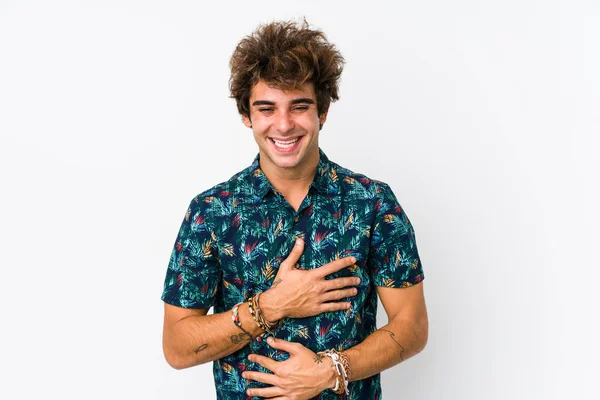 Joven Hombre Caucásico Con Una Flor Camiseta Aislada Ríe Felizmente — Foto de Stock