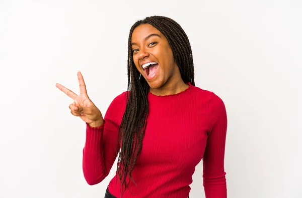 Jovem Afro Americana Isolada Alegre Despreocupada Mostrando Símbolo Paz Com — Fotografia de Stock