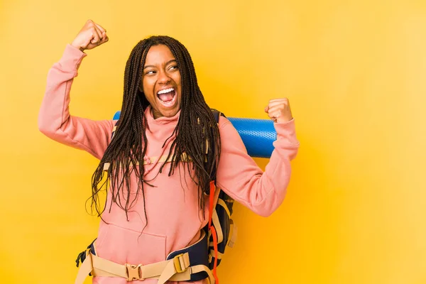 Jovem Afro Americana Mochileira Mulher Isolada Levantando Punho Após Uma — Fotografia de Stock