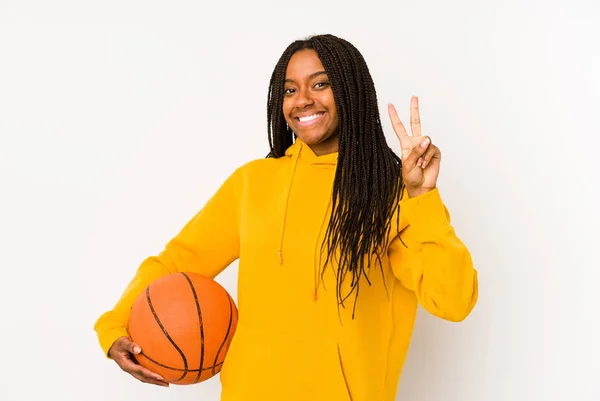 Joven Afriamericana Jugando Baloncesto Aislada Mostrando Número Dos Con Los — Foto de Stock