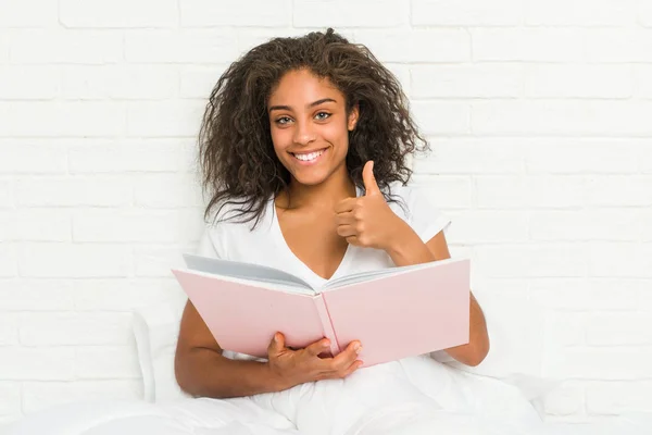 Jovem Afro Americana Sentada Cama Estudando Sorrindo Levantando Polegar — Fotografia de Stock